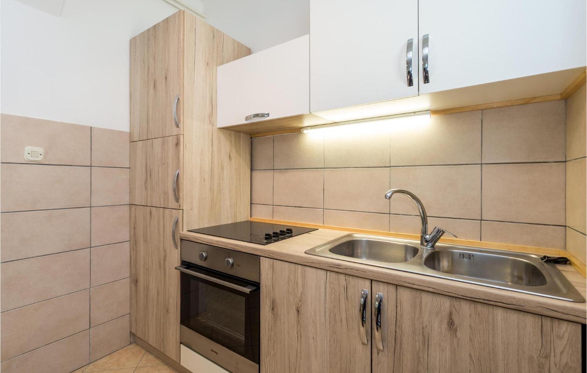 1 Bedroom Amazing Apartment In Kampor ภายนอก รูปภาพ