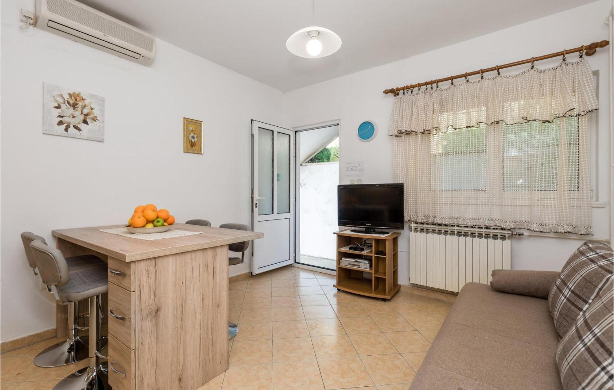 1 Bedroom Amazing Apartment In Kampor ภายนอก รูปภาพ