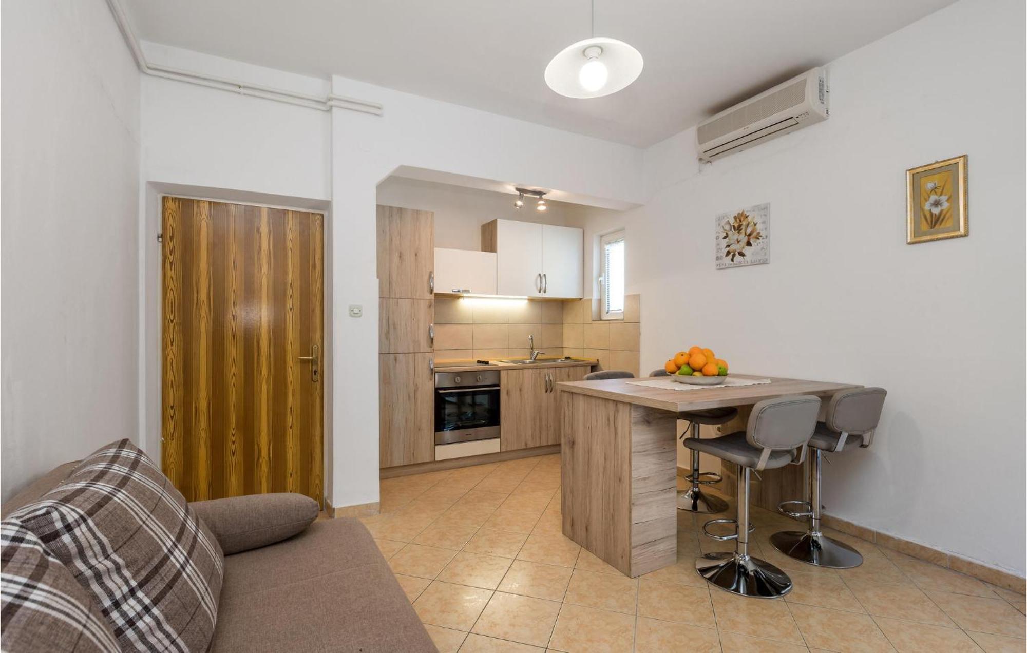 1 Bedroom Amazing Apartment In Kampor ภายนอก รูปภาพ